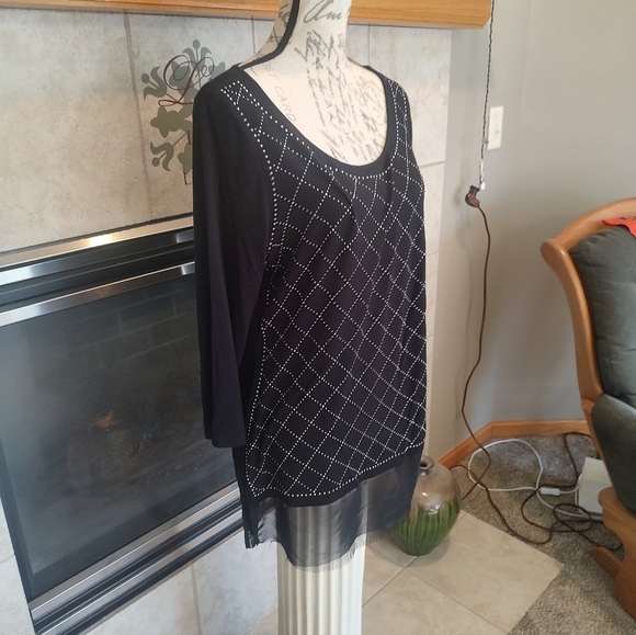 💥3/$20 Belldini Black Shirt Long Sleeve with Studded Pattern - Picture 4 of 9